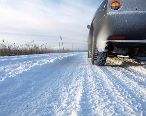 auto-auf-verschneiter-strasse