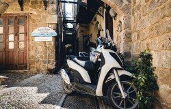 RHODES, GREECE - AUGUST 2017: Motorbike scooters are parked near the wall at narrow street of Rhodes town on Rhodes island, Greece Stockfoto-ID: 206677939 Copyright: Vladimirs.Gorelovs